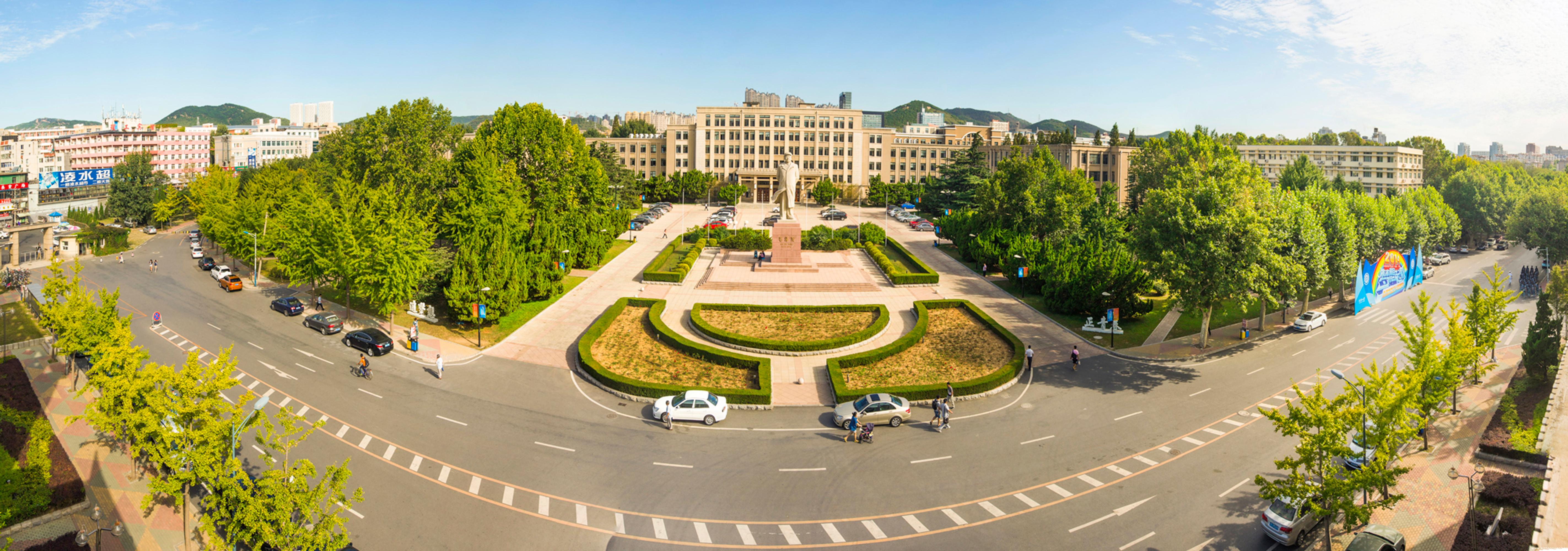 大连理工大学的主楼是全国大学中唯一以学生为主建造而成的。图为大连理工大学主楼全景图。