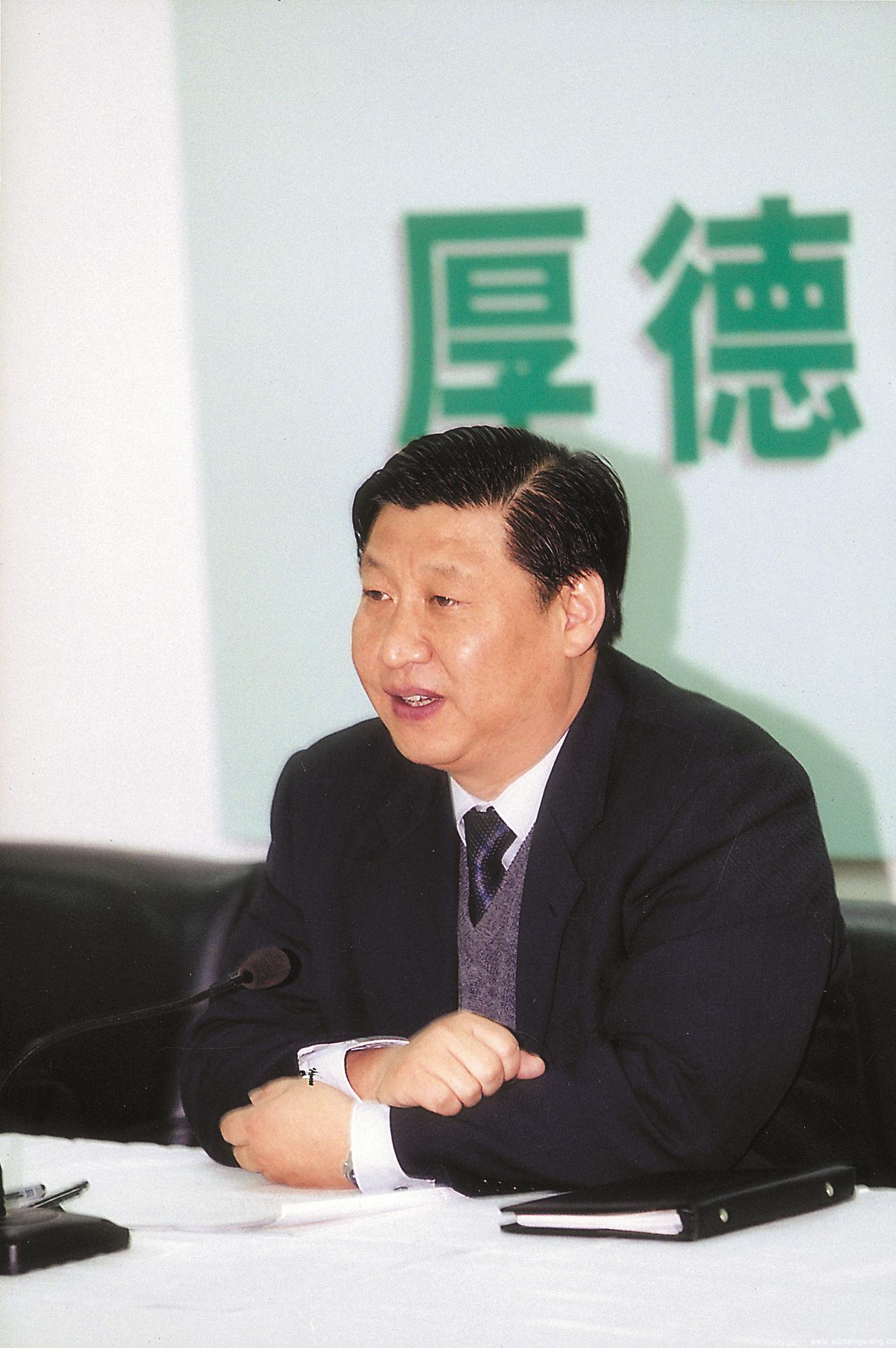  2003年4月12日，习近平视察浙江育英职业技术学院