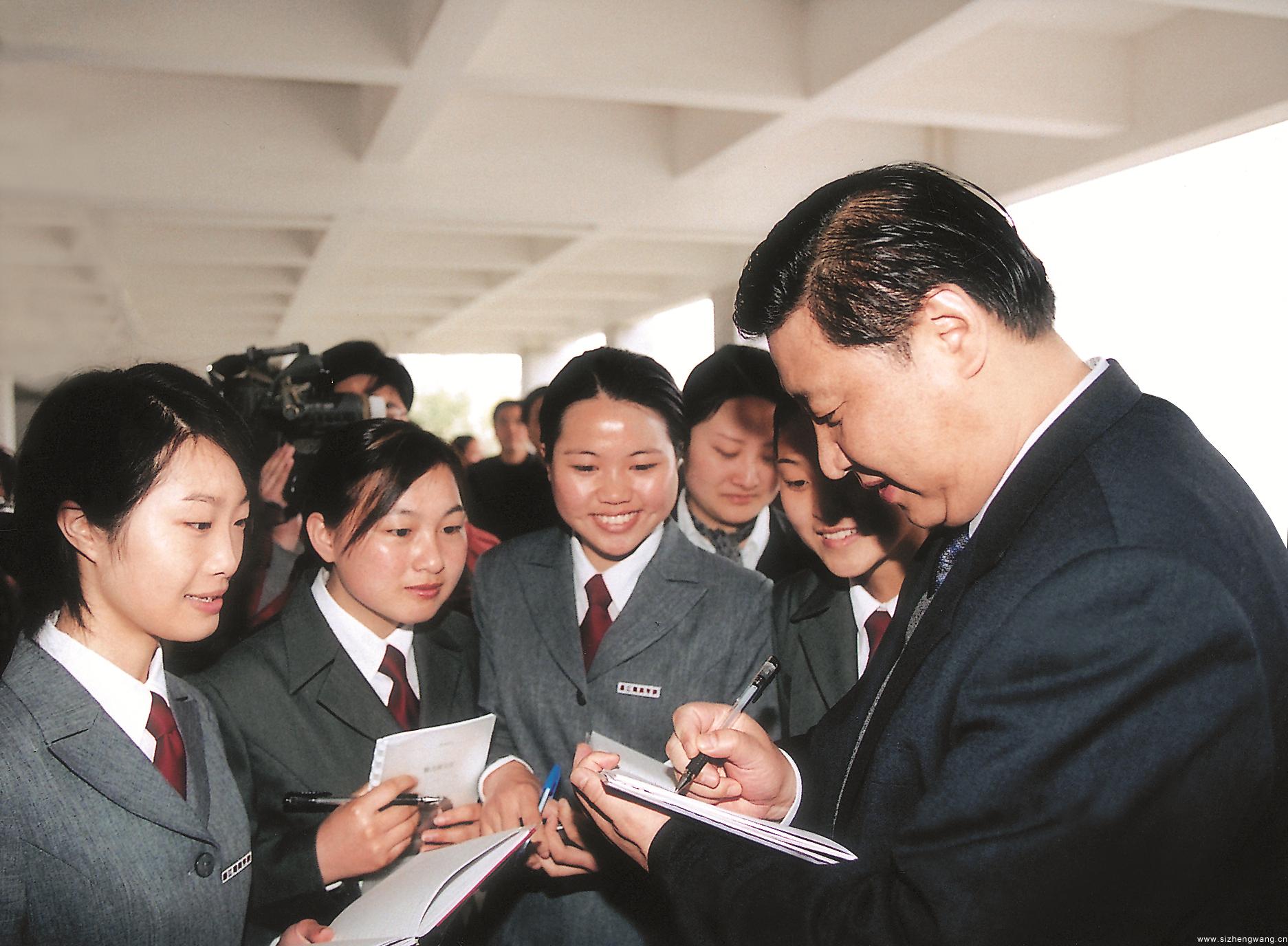 习近平在浙江育英职业技术学院视察期间，为学生签名