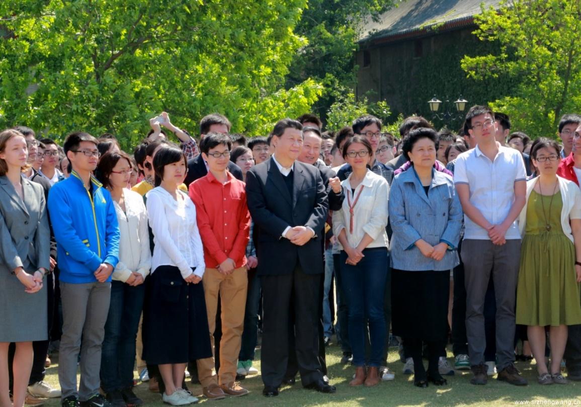 习近平总书记2014年5月4日考察北京大学，代表党中央国务院向全国各族青年致以节日问候，主持座谈会并发表重要讲话，强调青年要自觉践行社会主义核心价值观。图为习近平总书记参加北大学生的五四青年节活动。