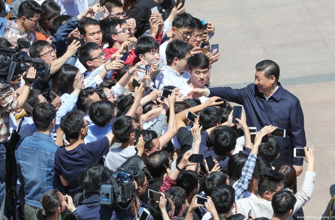 2018年5月2日，习近平总书记来到北京大学考察调研，召开座谈会并发表重要讲话，对高校做好立德树人工作提出明确要求，对广大青年成长成才提出了“爱国、励志、求真、力行”的期望。