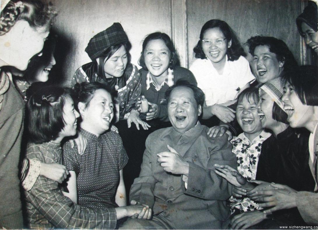 1956年，毛泽东主席与四川大学团委书记黄桂芳（前左二）等青年朋友在一起