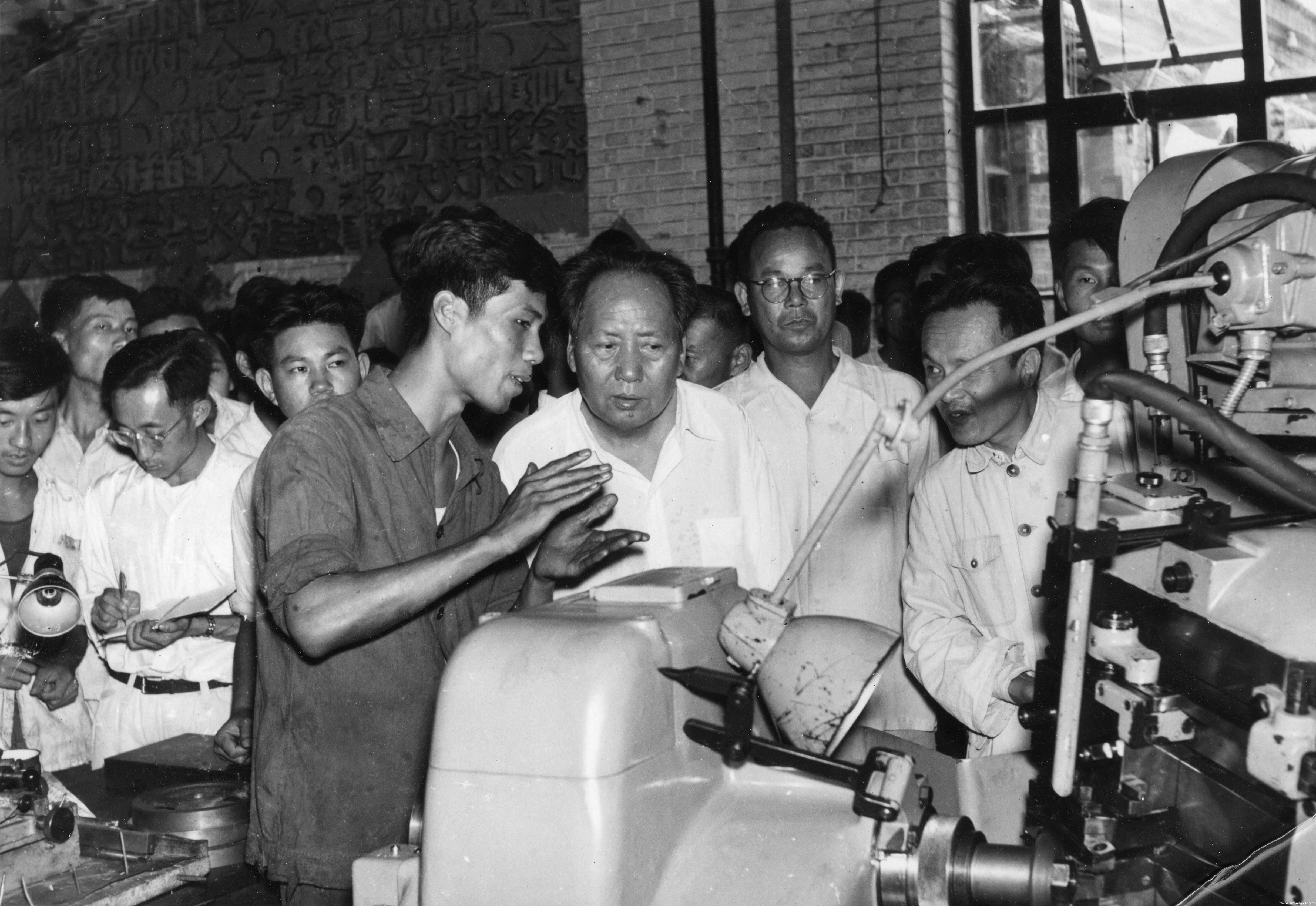 1958年毛泽东到工厂参观实习并与师生亲切交谈（1）.jpg