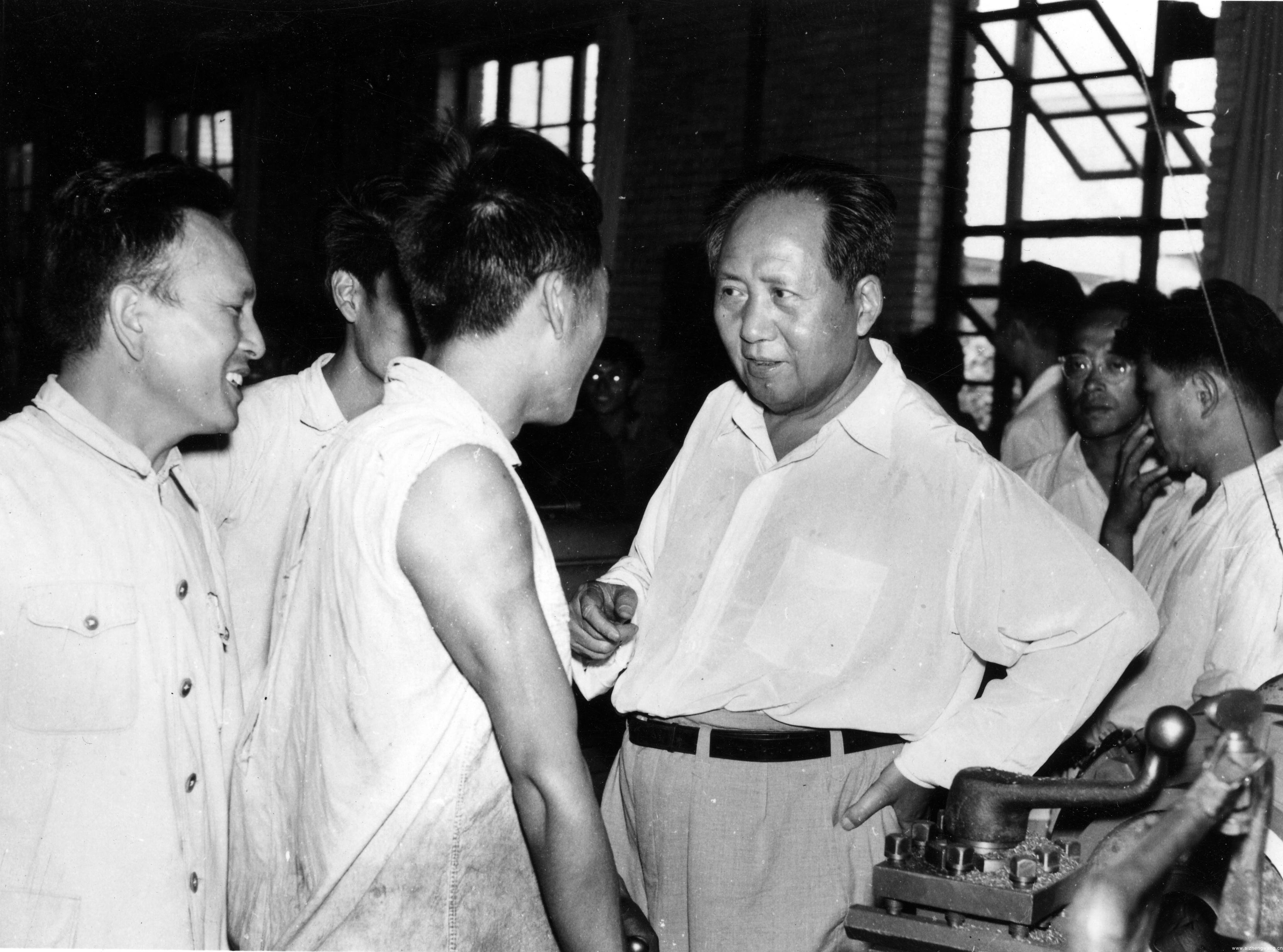 1958年毛泽东到工厂参观实习并与师生亲切交谈（2）.jpg