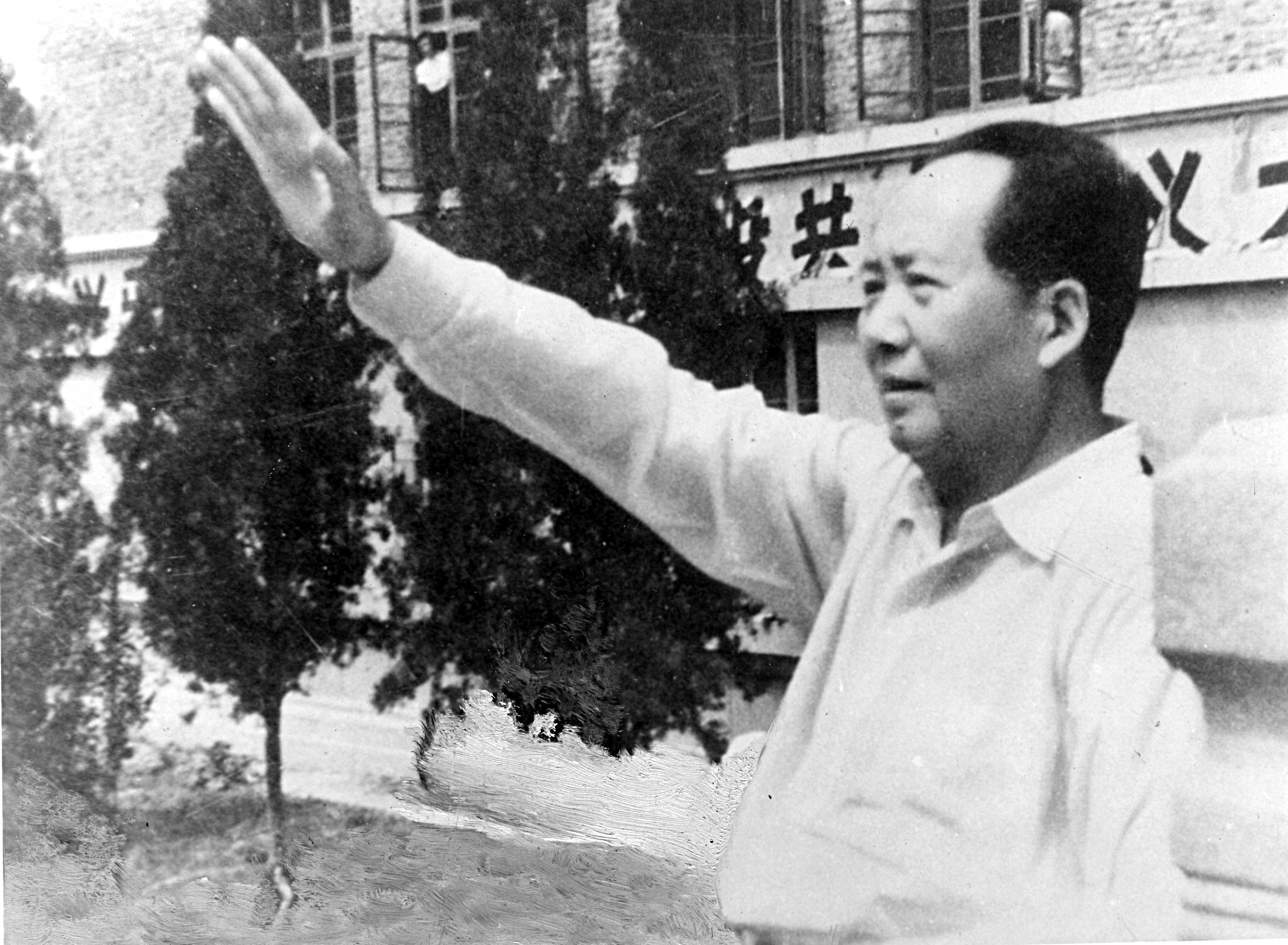 1958年8月13日，毛主席在河北省长刘子厚、天津市长李耕涛和天津市委书记处书记王亢之陪同下到天津大学视察。图为1958年毛泽东到天津大学视察工作挥手照。