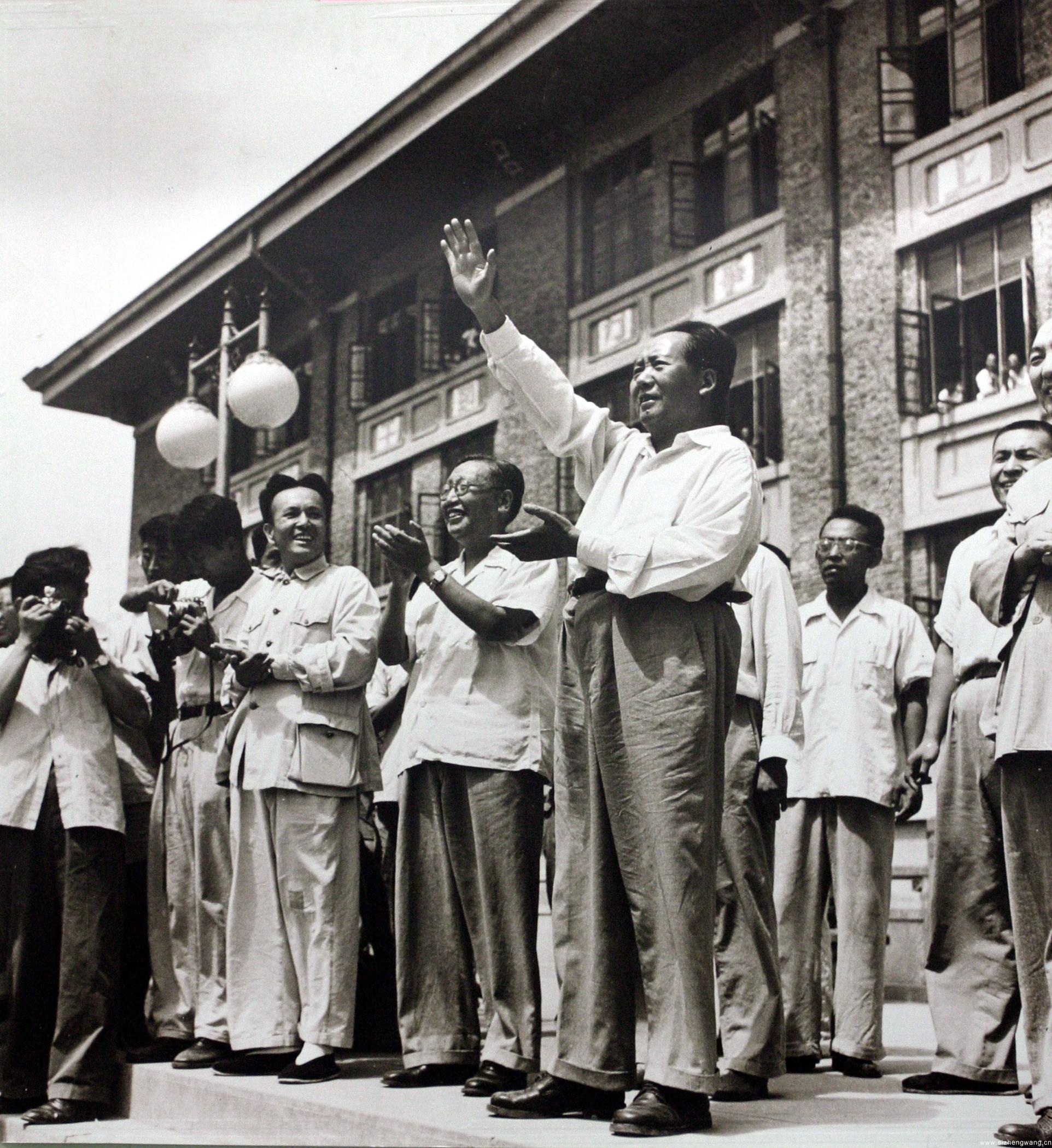 1958年毛泽东在天津大学九楼门前讲话并挥手致敬.jpg