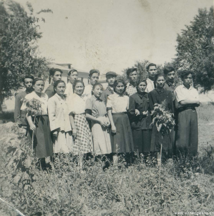 1963年，周培之老师带领生物系60级学生在天山学习。