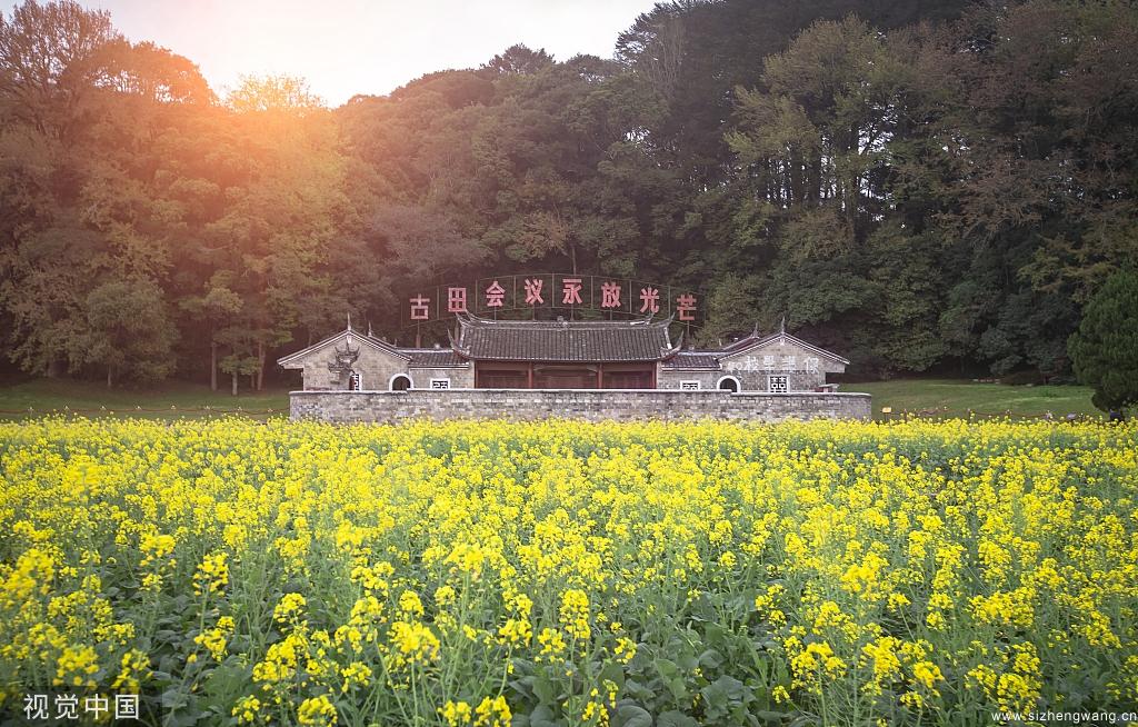 1929年12月28日至29日，红四军在福建省龙岩市上杭县古田召开的第九次党的代表大会，创造性地回答和解决了"党指挥枪"等军队建设的一系列基本问题。图为古田会议遗址