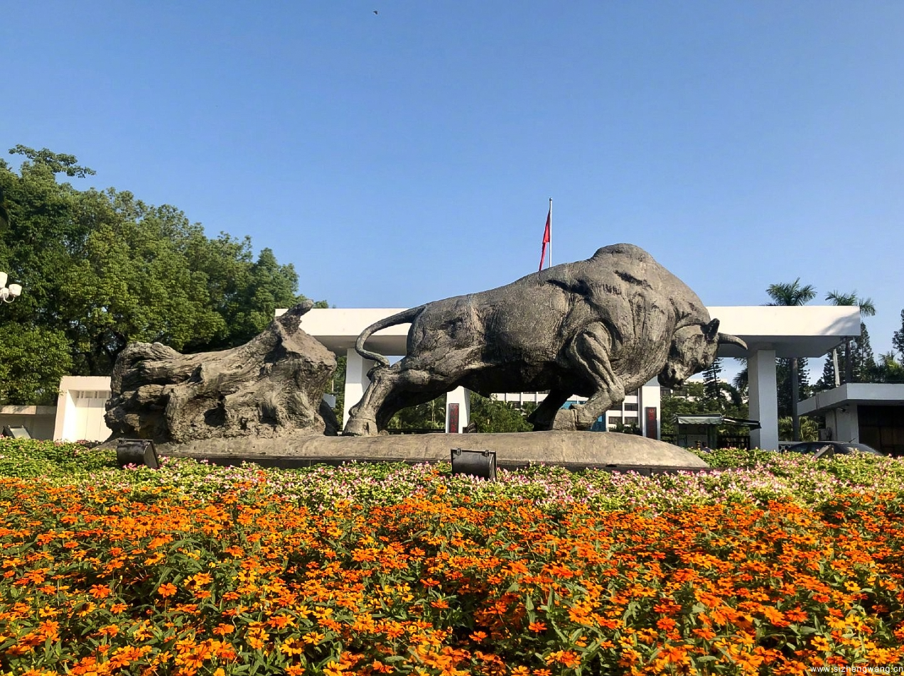 拓荒牛雕像位于深圳市委大院门前,包含吃苦耐劳,肯干实干,不空谈,重