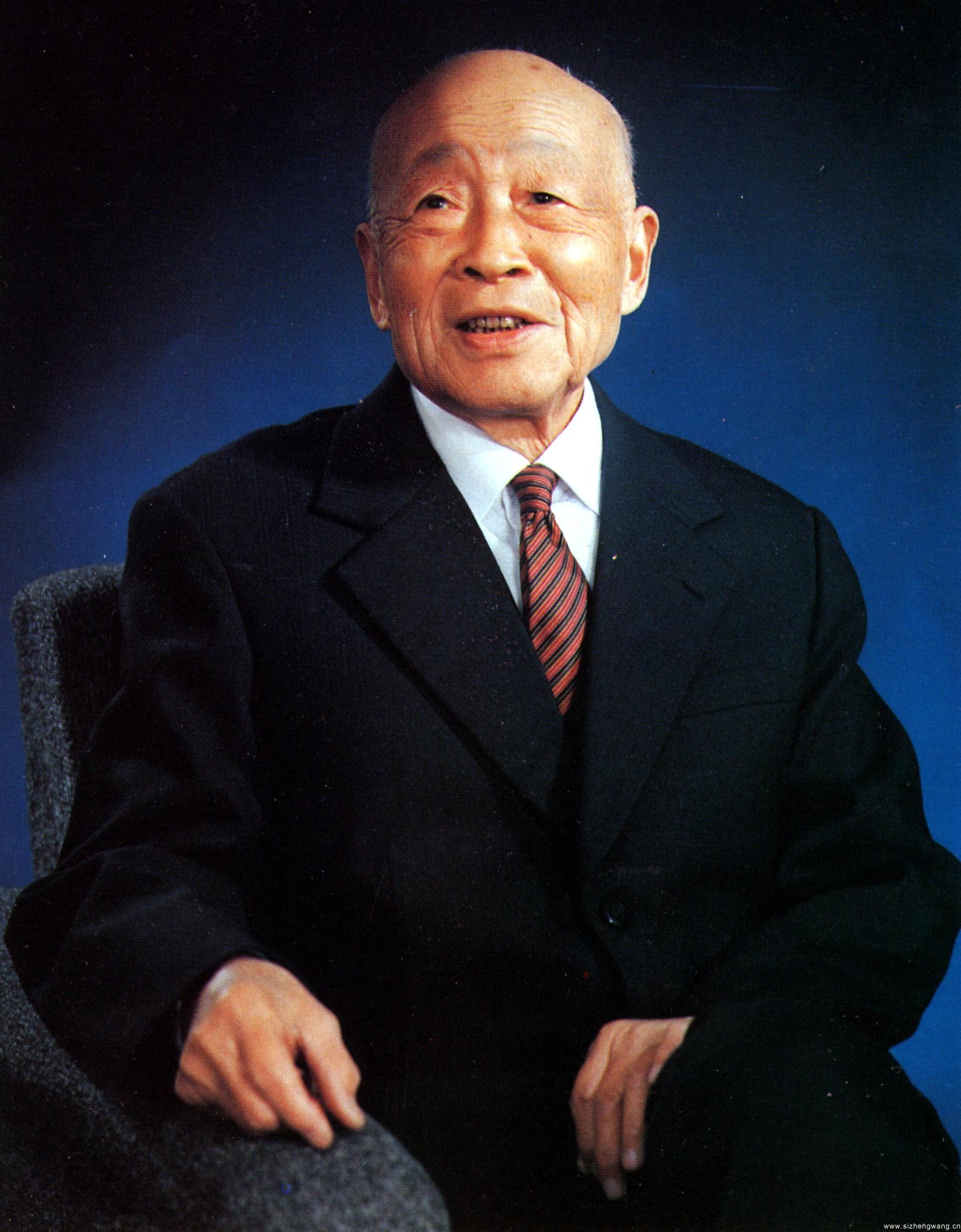 苏步青（1902年9月23日—2003年3月17日），浙江温州平阳人，祖籍福建省泉州市，中国科学院院士，中国著名的数学家、教育家，中国微分几何学派创始人，被誉为“东方国度上灿烂的数学明星”、“东方第一几何学家”、“数学之王”。 1931年在日本获得理学博士学位后，有大学准备聘请他做副教授，但他坚持认为：“我是祖国送出来学习的，学成后，应该回去报效祖国。”当年4月，苏步青先生回国，先后任浙江大学理学院数学系副教授、教授、系主任，浙江大学训导长。