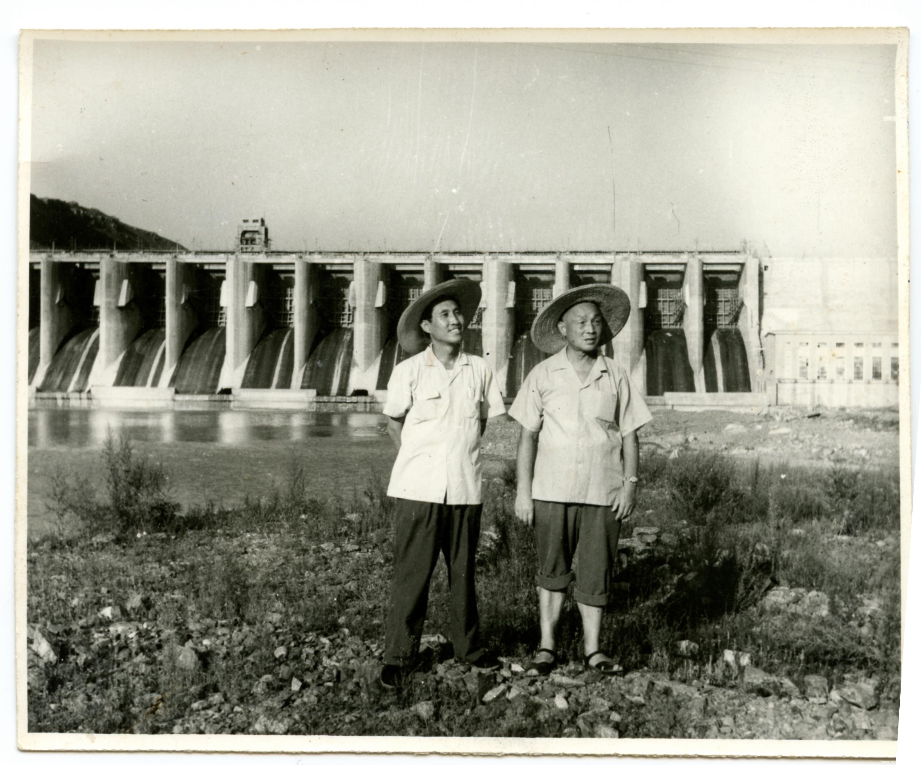 5-1958年开始，屈伯川认真贯彻党的教育方针，带领师生实行产学研三结合，取得了为国家成功设计“三大港口”等的重大成果，此为他在水利工程建设工地jpg