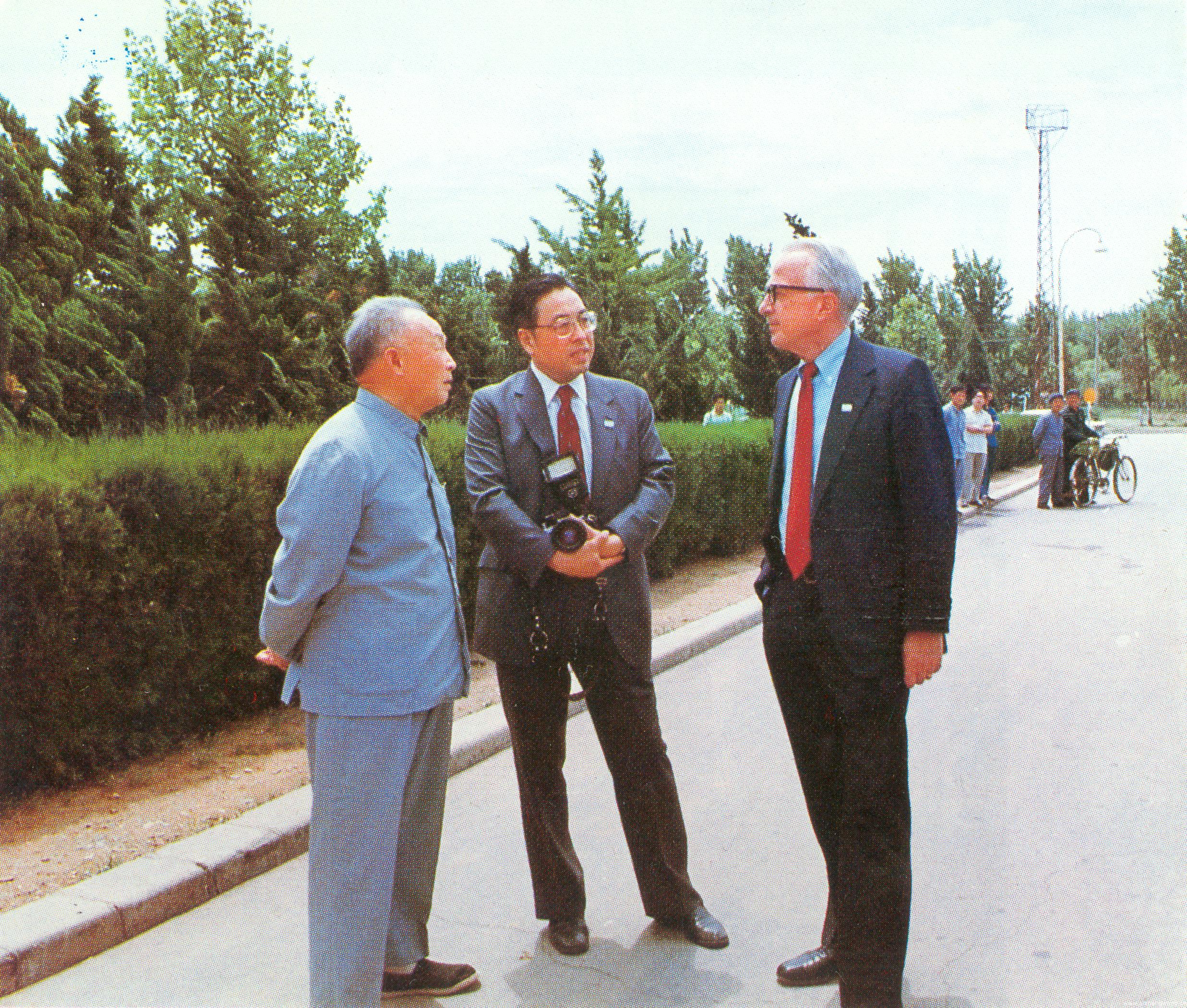 7-1980年8月，中国工业科技管理大连培训中心在大连理工大学顺利开课。图为屈伯川和前来祝贺的美国驻华大使恒安石（右一）与美方教学团团长李文翰（右二）在一起jpg