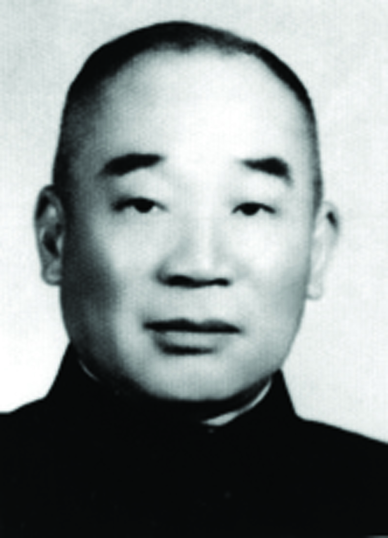 马寅初（1882-1982），浙江嵊州人。经济学家、教育家、人口学家和爱国民主人士。1903年考入北洋大学（现天津大学），1907年官费赴美留学，先后在耶鲁大学和哥伦比亚大学研习经济学，并获得经济学博士学位。1915年回国，声明“一不做官，二不发财”，毕生致力于“教育救国”。抗战期间，他怒斥“四大家族”发国难财的行径，为此深陷囹圄亦不改初衷，铮铮硬骨，可歌可泣。新中国成立后，马寅初曾先后出任浙江大学、北京大学的首位校长，是举世公认的“学界泰斗”。