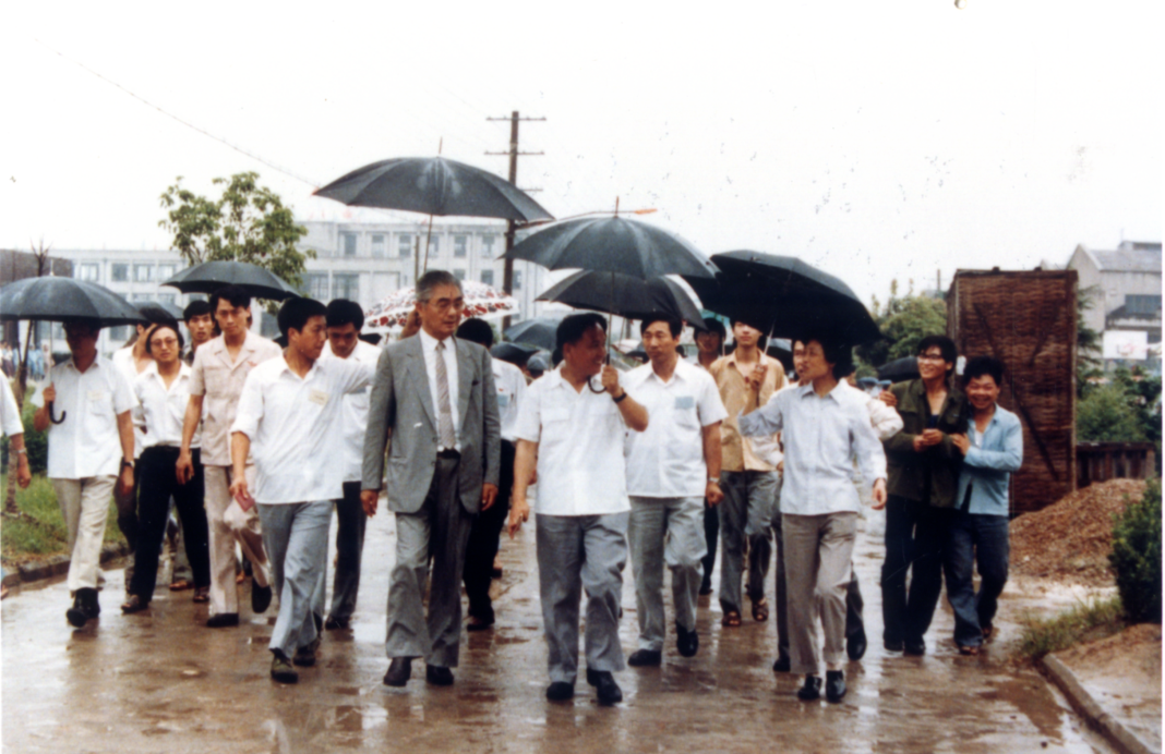 1985年10月25日，全国人大常委会副委员长荣毅仁致电无锡市人民政府，表示代表荣氏家族向江南大学捐赠建设资金200万元，建造公益图书馆；捐赠奖学基金100万元，设立“公益奖学金”。图为1986年6月，荣毅仁冒雨视察公益图书馆基建工地。