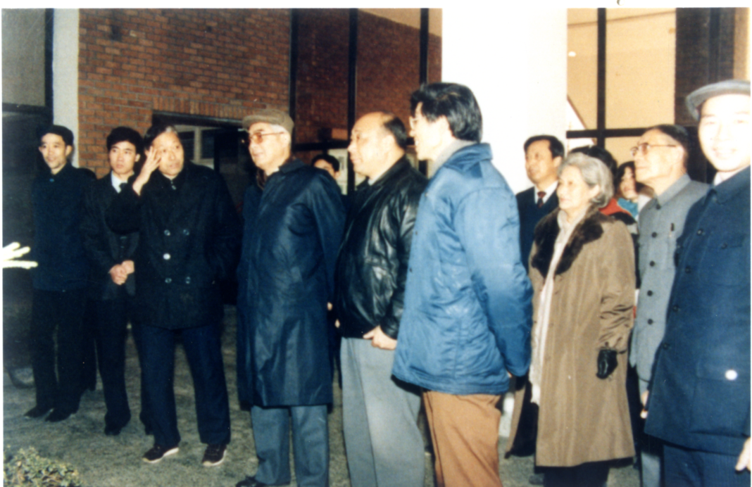 1988年12月，荣毅仁副委员长视察公益图书馆.png