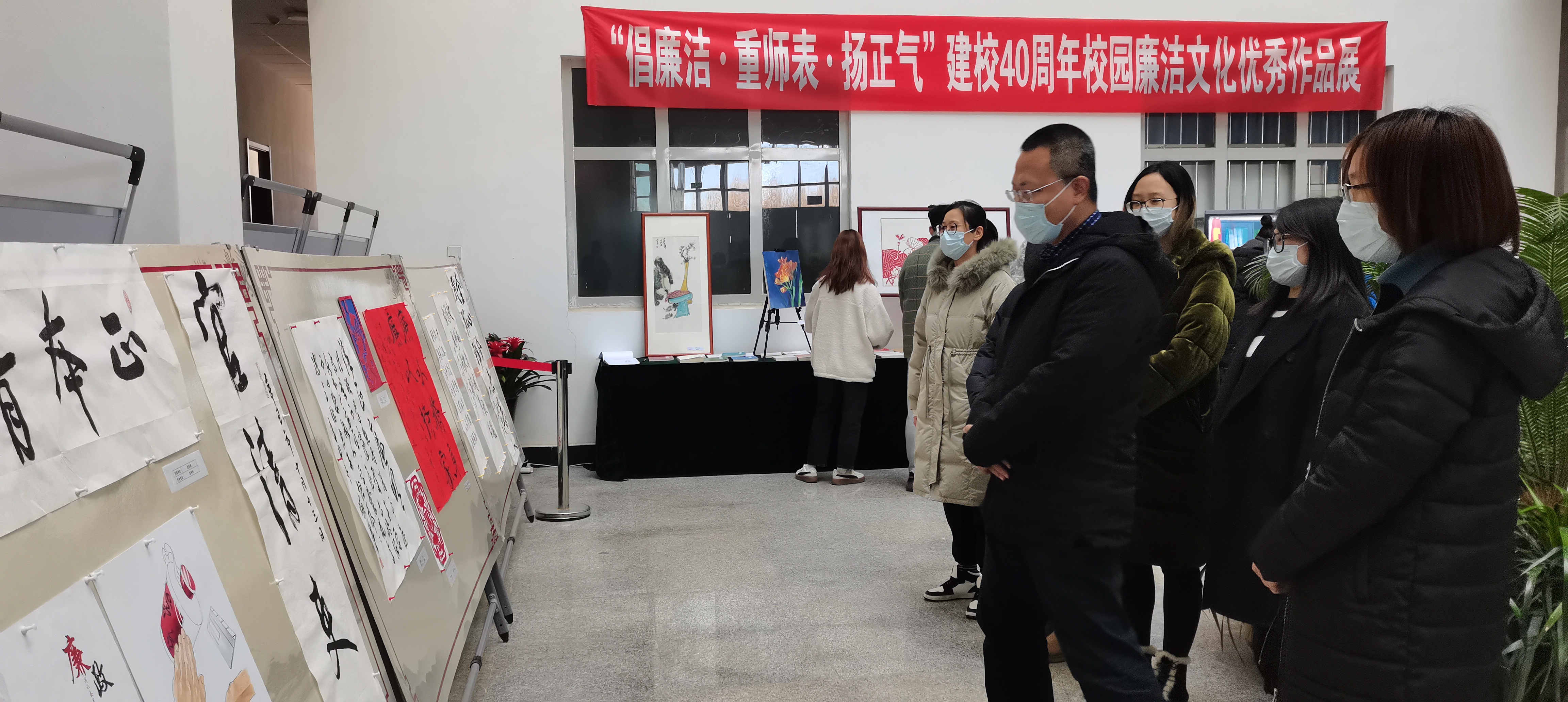 3.2学校师生参观廉洁文化优秀作品展.jpg