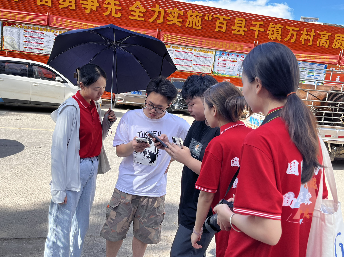 图为融媒体资助宣传实践队向学生普及资助政策现场。（周挥景 供图）