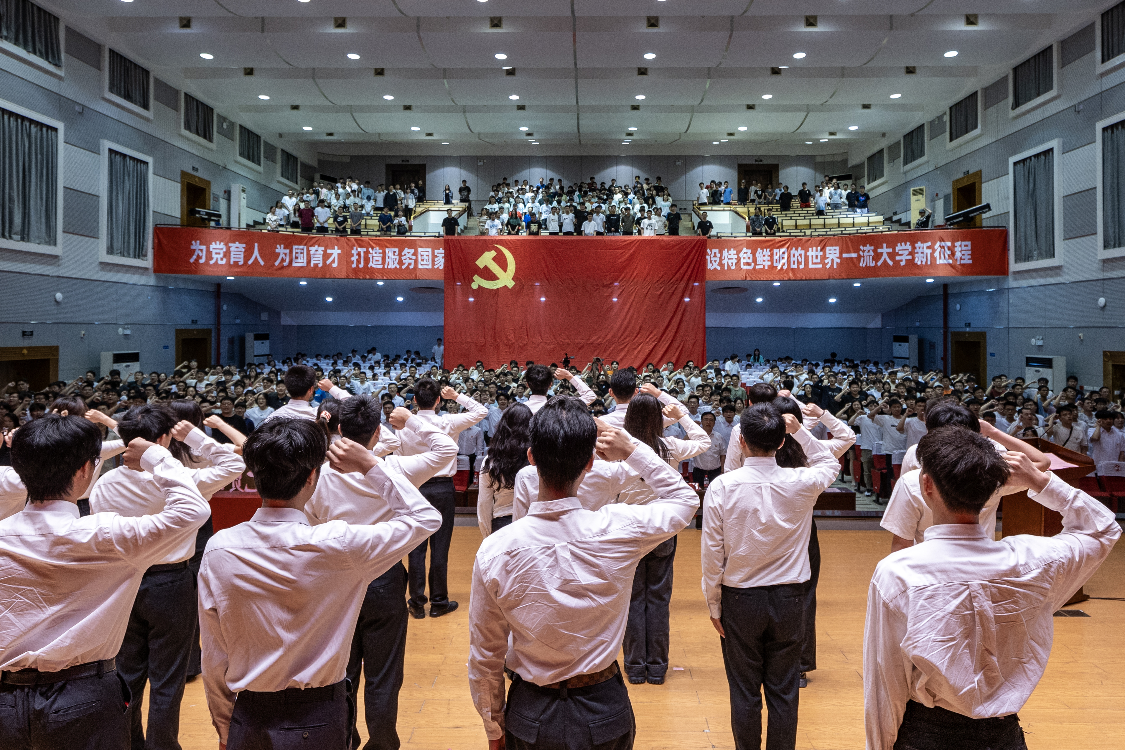 学生党员面向党旗重温入党誓词.jpg