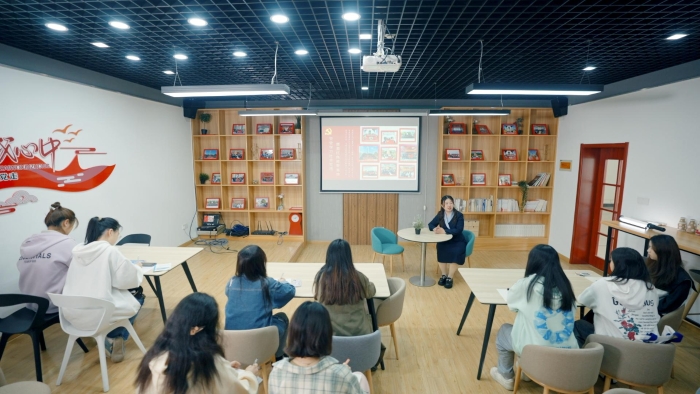 图片1:辅导员在“一站式”学生社区讲党课 图片1:辅导员在“一站式”学生社区讲党课