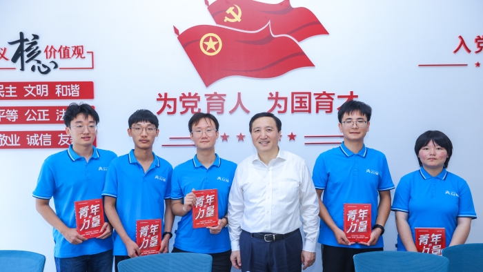 4.校党委兰青书记赴社区与青年党员集体学习