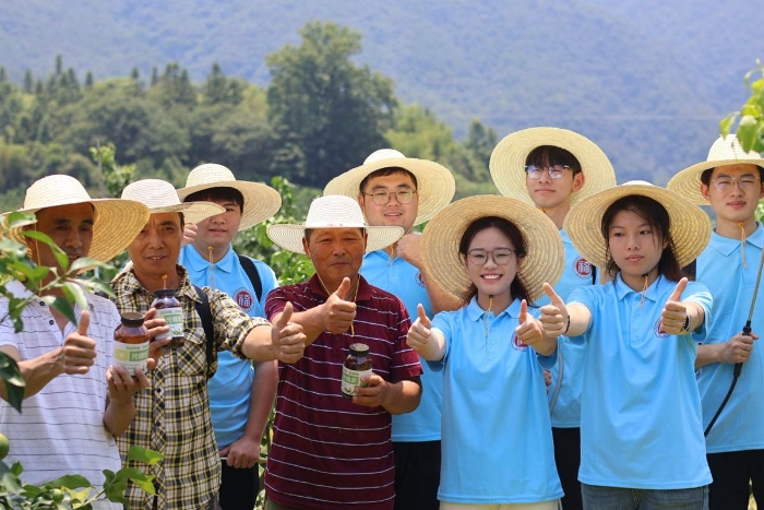 4.陈李云研发的“光植安一号”获得农民朋友们的好评